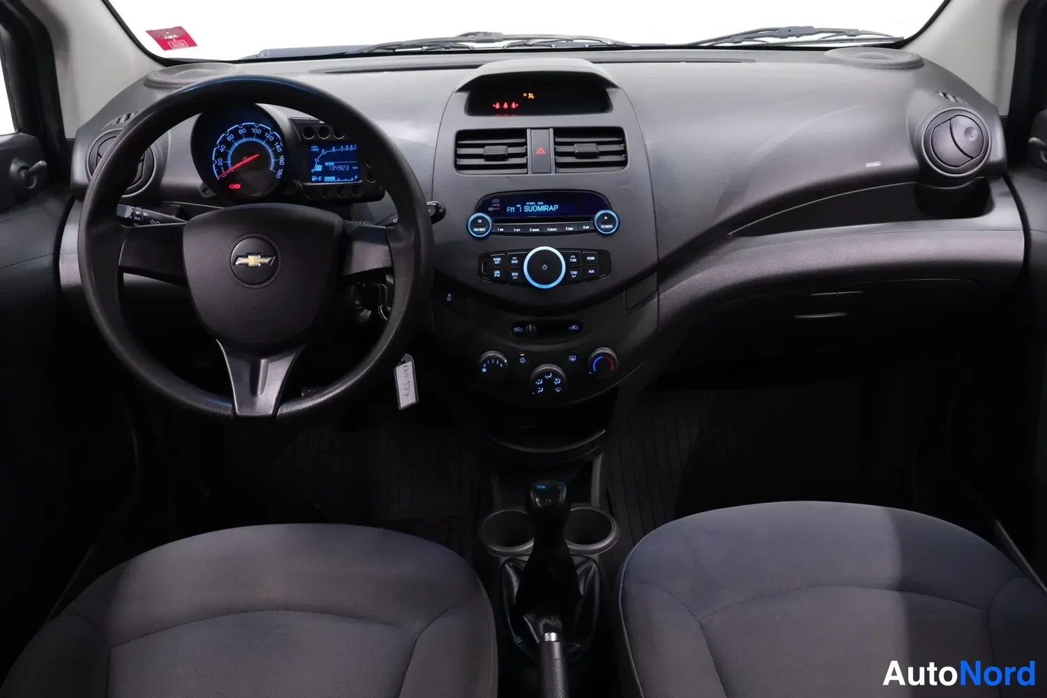Muu: Etusivunäkymä kojelautaan: Chevrolet-ohjauspyörä, radio
