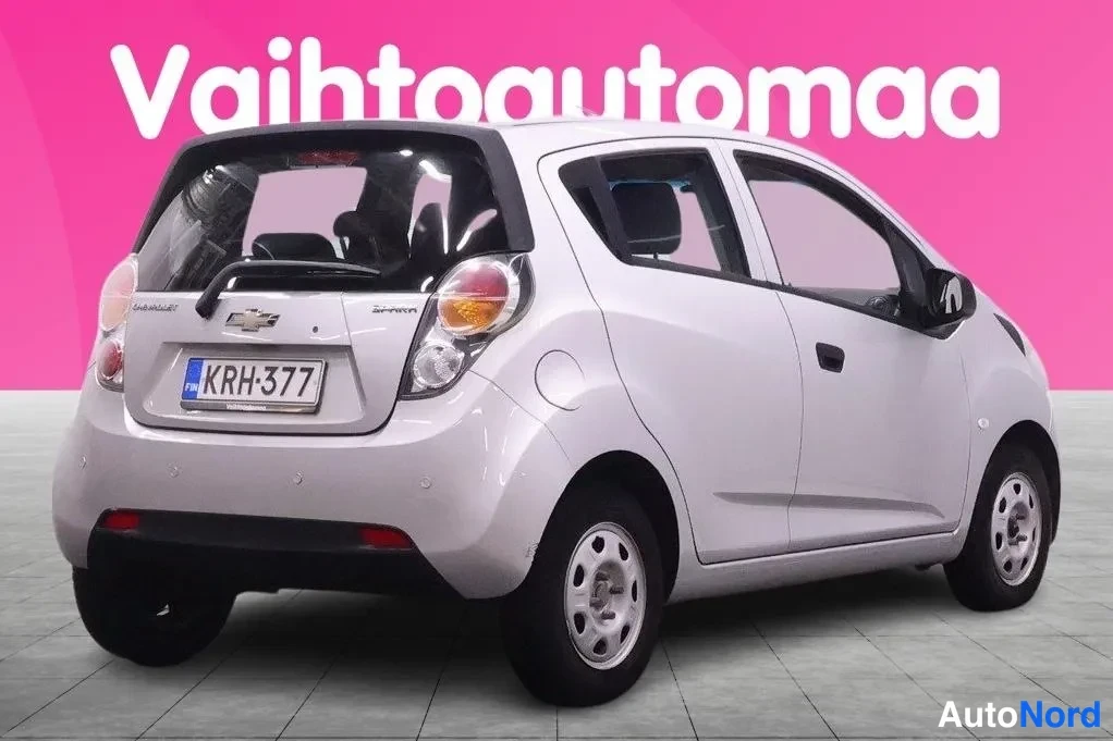 Takaviisto: Hopeanvärinen Chevrolet Spark takaa viistosti kuvattuna, rekisterikilpi.