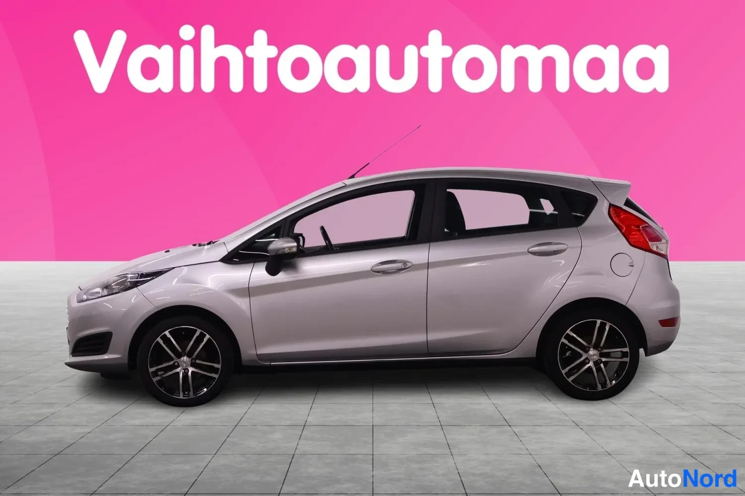 Sivulta: Ford Fiesta -mallin hopeanvärinen viistoperä auto sivulta vasemmalta kuvattuna.