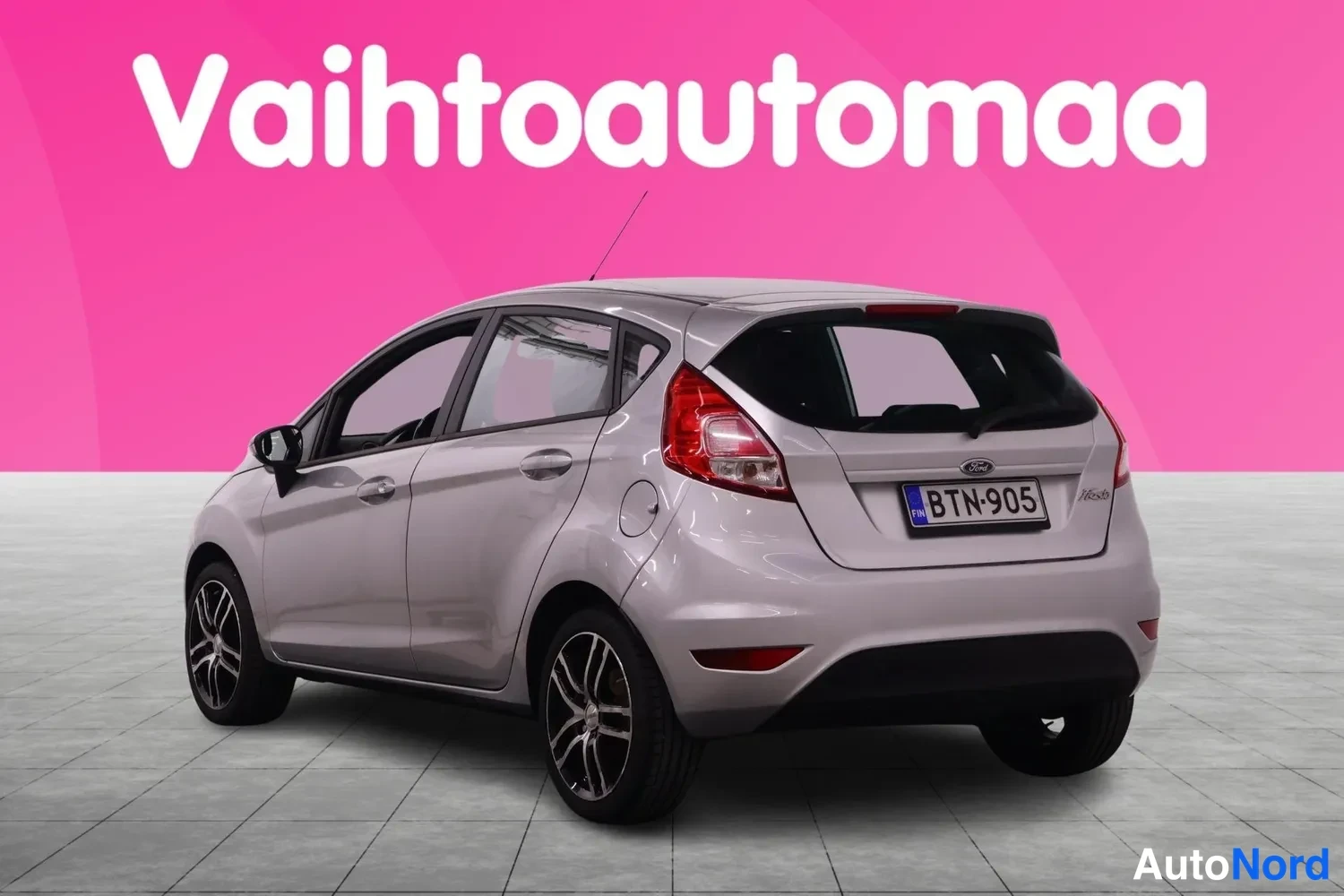 Takaviisto: Ford Fiesta -mallin hopeanvärinen viistoperä auto takaa vasemmalta kuvattuna.