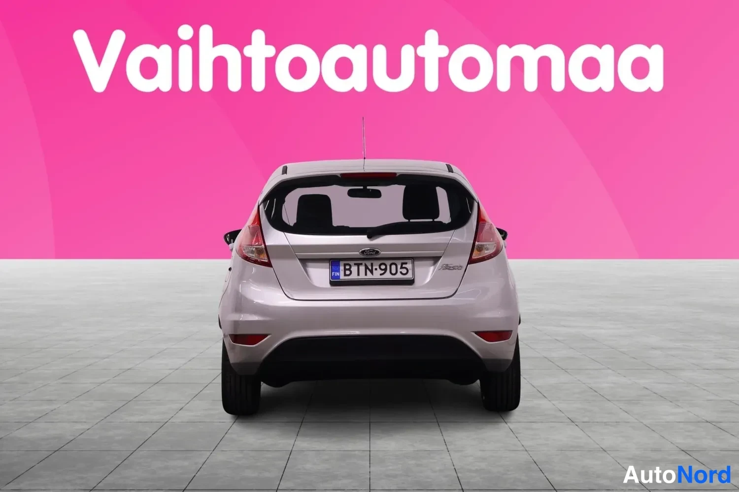 Takaa: Ford Fiesta -mallin hopeanvärinen viistoperä auto suoraan takaa kuvattuna.