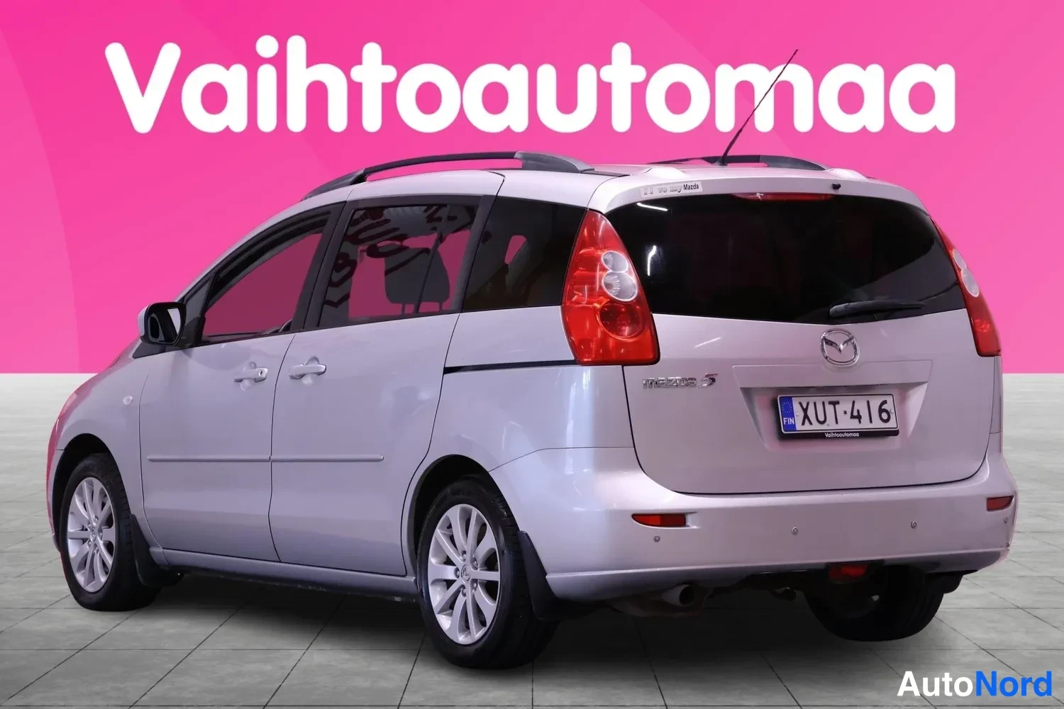 Takaviisto: Auton takakulmanäyttö: hopea tila-autosta näkyy takaosa ja vasen sivu, rekisterikilpi.