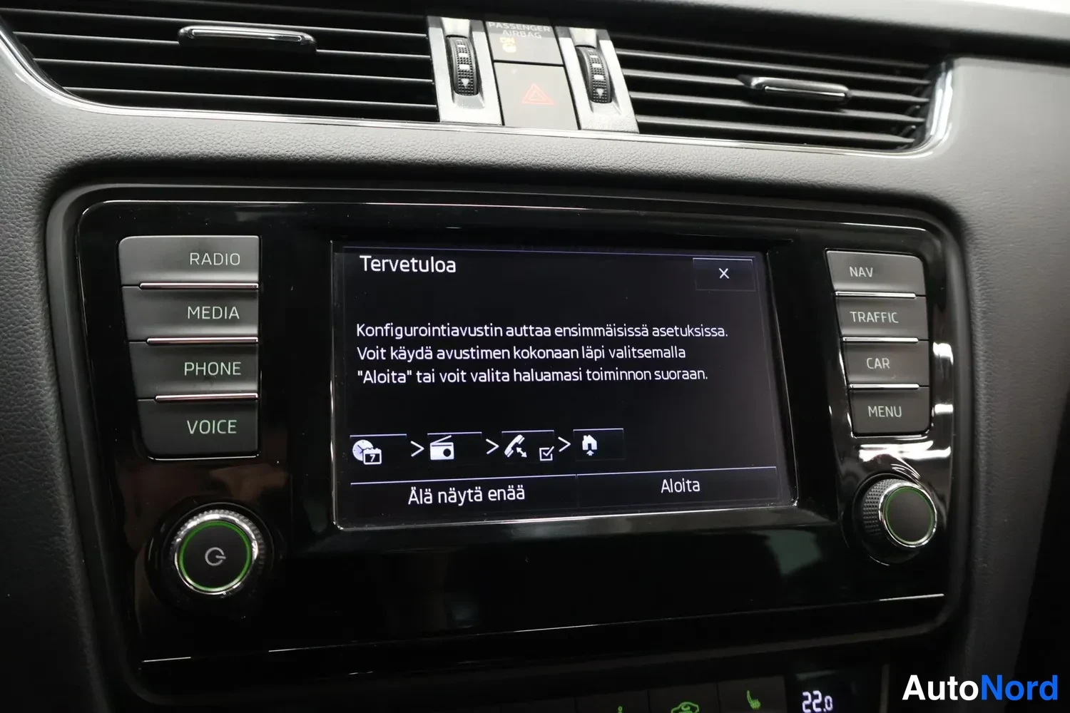 Yksityiskohta: Viihdejärjestelmän näyttö ja painikkeet (RADIO, MEDIA, PHONE, VOICE, NAV, TRAFFIC, CAR, MENU); näytöllä suomenkielinen tervetuloviesti.