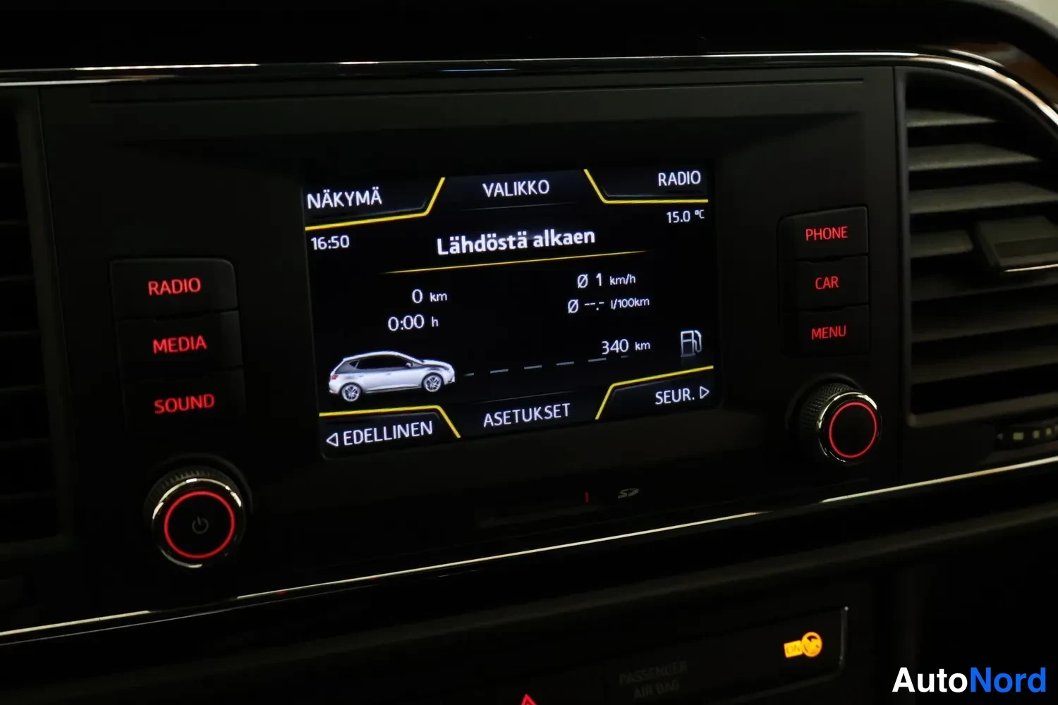 Edestä: Seat Leonin radiopaneeli: näytöllä 'Lähdöstä alkaen', 0 km, 340 km, napit RADIO, MEDIA, SOUND, PHONE, CAR, MENU.