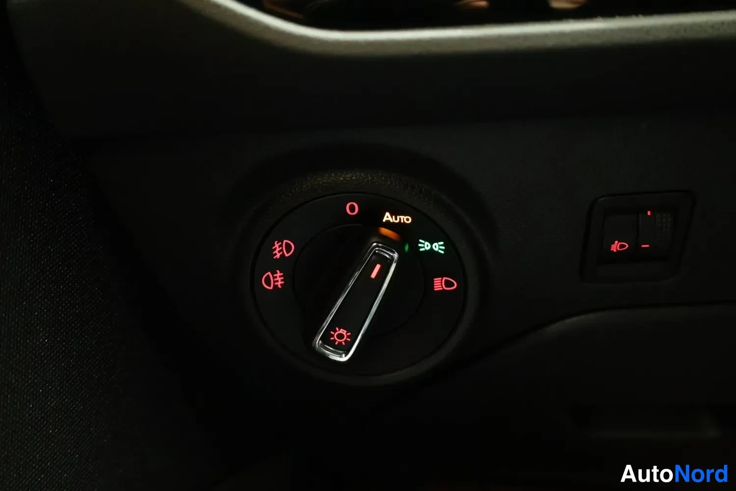 Muu: Ajvalokytkin asennolla Auto, vieress sumvalokinappi
