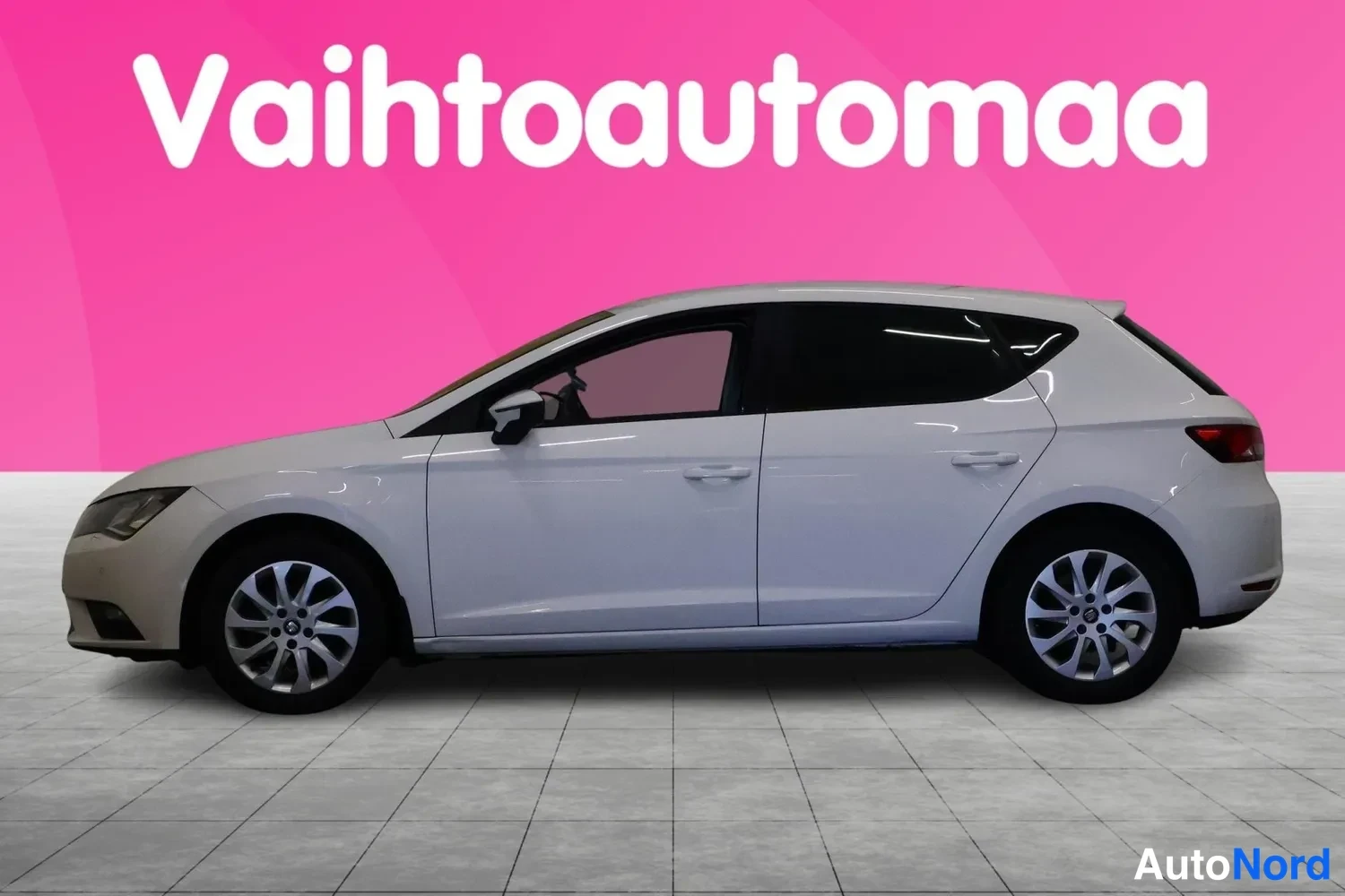 Etuviisto, nokka vasemmalle: Valkoinen Seat Leon sivusta vasemmalta.