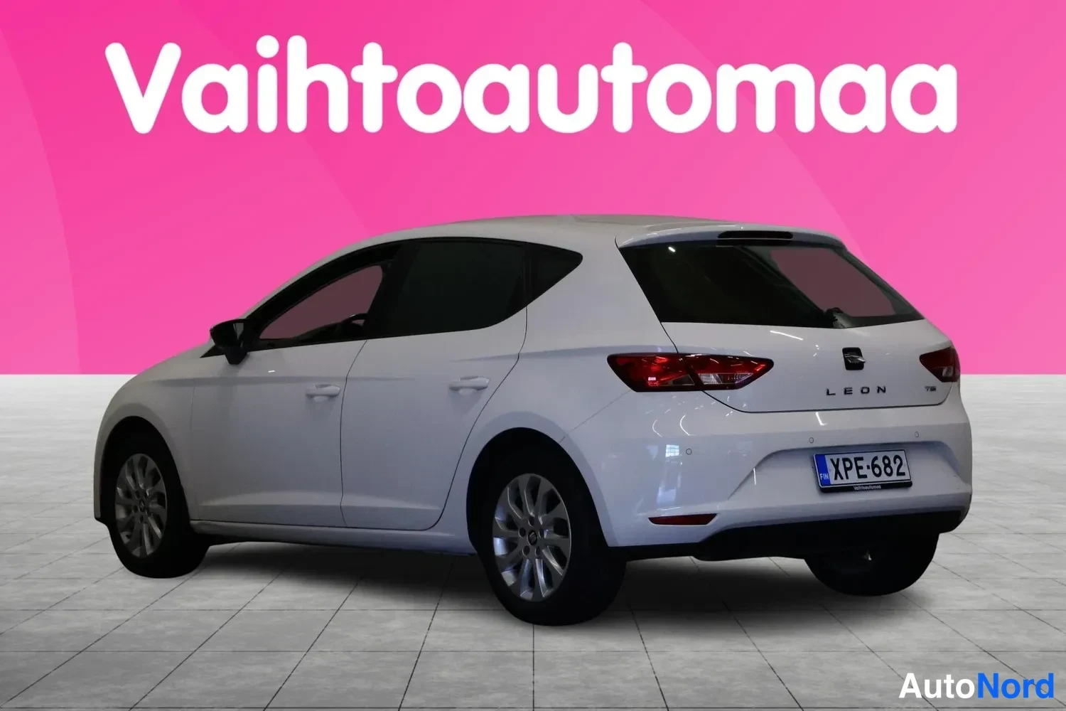 Takaviisto: Valkoinen Seat Leon takaviistöstä, rekisterikilpi.