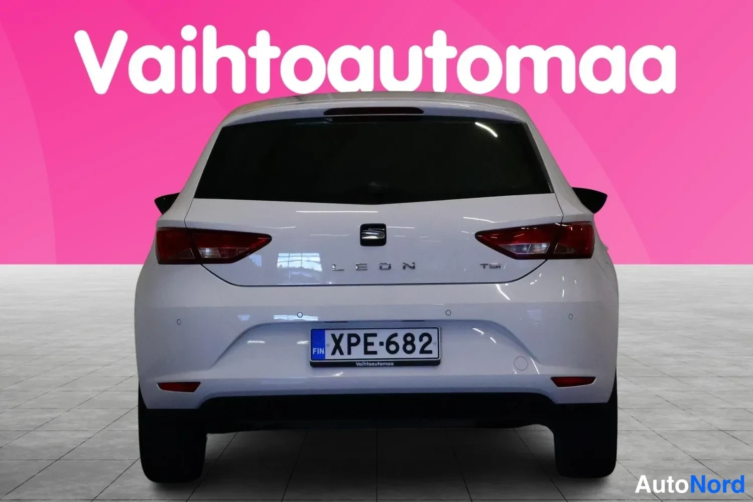 Takaa: Valkoinen Seat Leon suoraan takaa, rekisterikilpi.