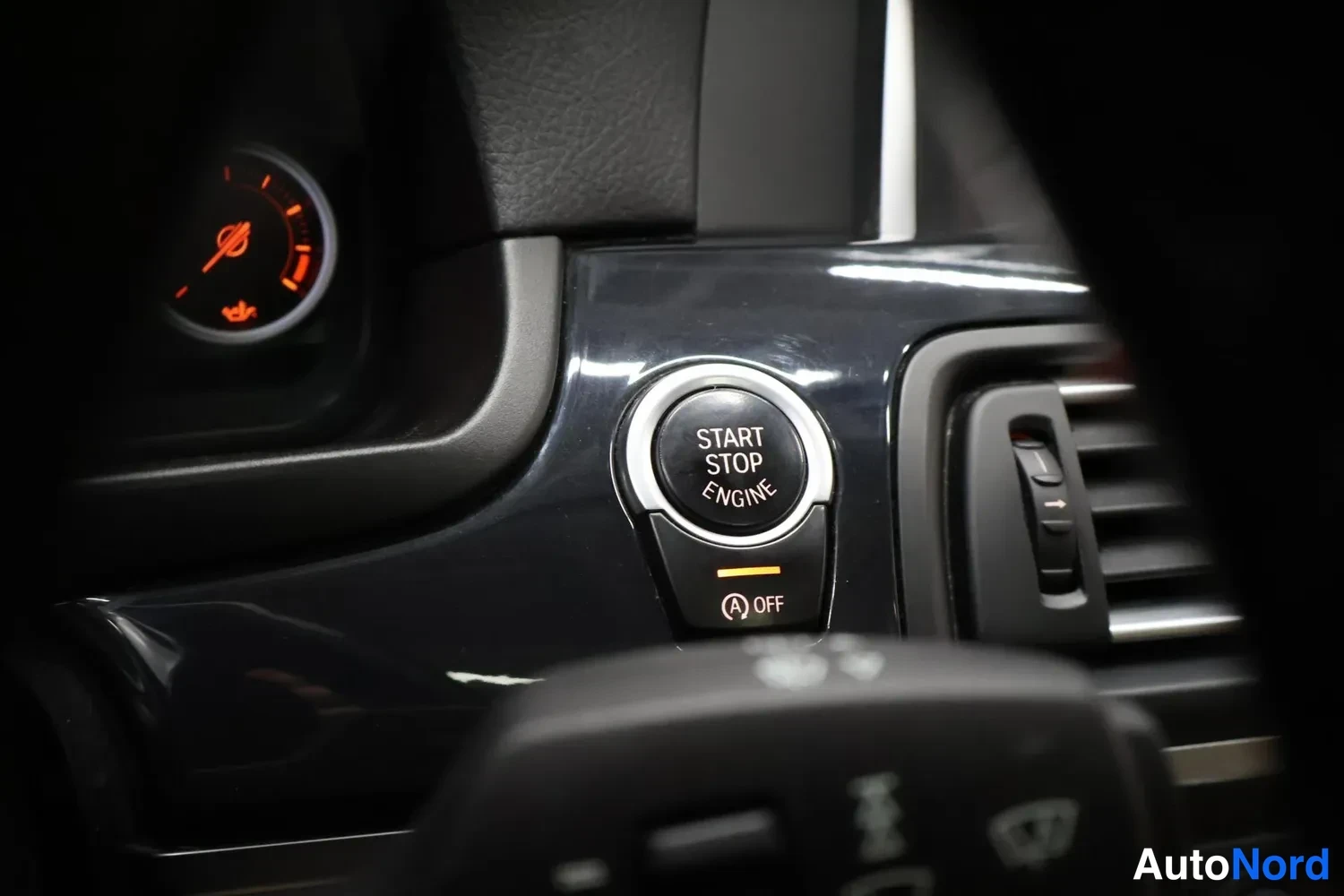 Muu: Start/Stop Engine -käynnistyspainike ja Auto Stop -merkkivalo kojelaudassa.