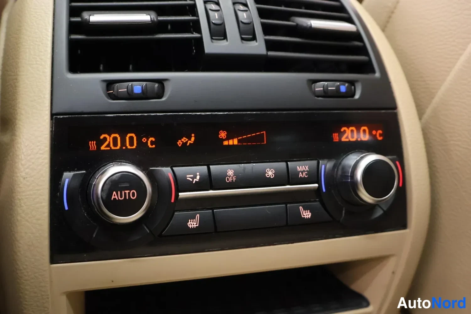 Yksityiskohta: Kaksivyöhykeinen automaatti-ilmastointi, jonka näytöissä lukee 20.0 °C molemmin puolin ja nappiin on merkitty AUTO, OFF, MAX A/C.