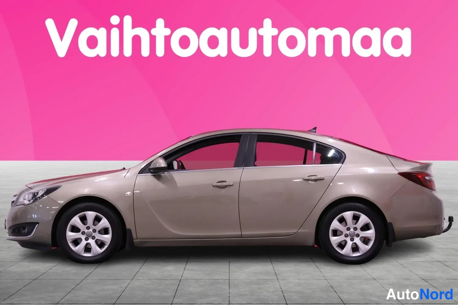 Sivulta: Used car photographed directly from the side, left flank visible, beige paint, showroom background.