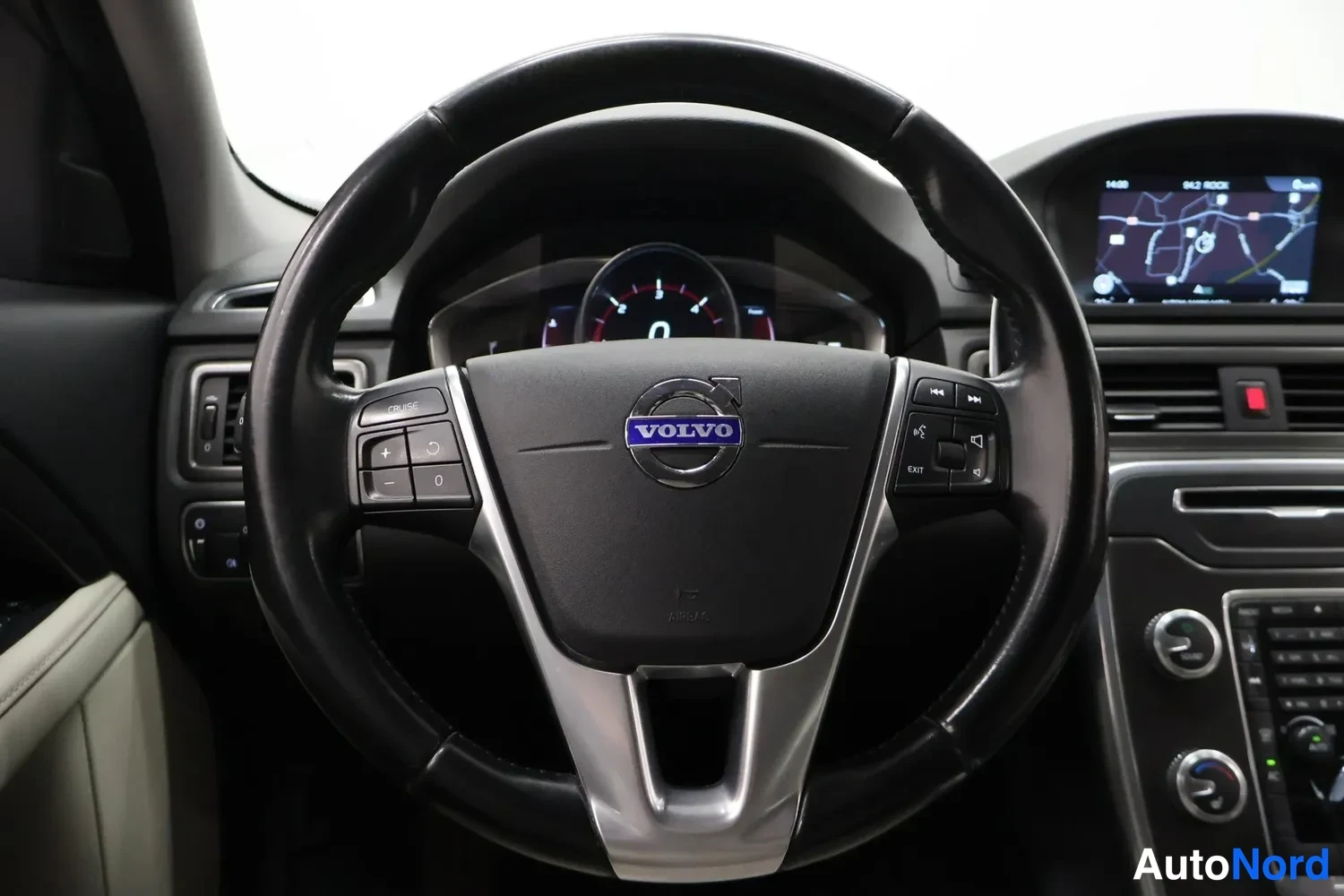 Muu: Volvo-ohjauspyörä ja kojelauta, navigointinäyttö keskikonsolissa