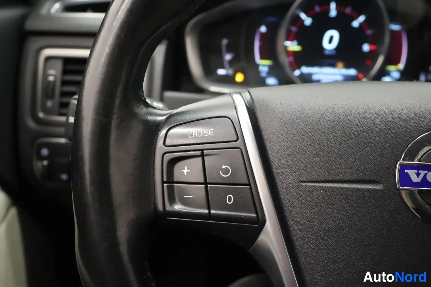 Muu: Lähikuva Volvo-ohjauspyörän CRUISE-painikkeista ja mittaristosta