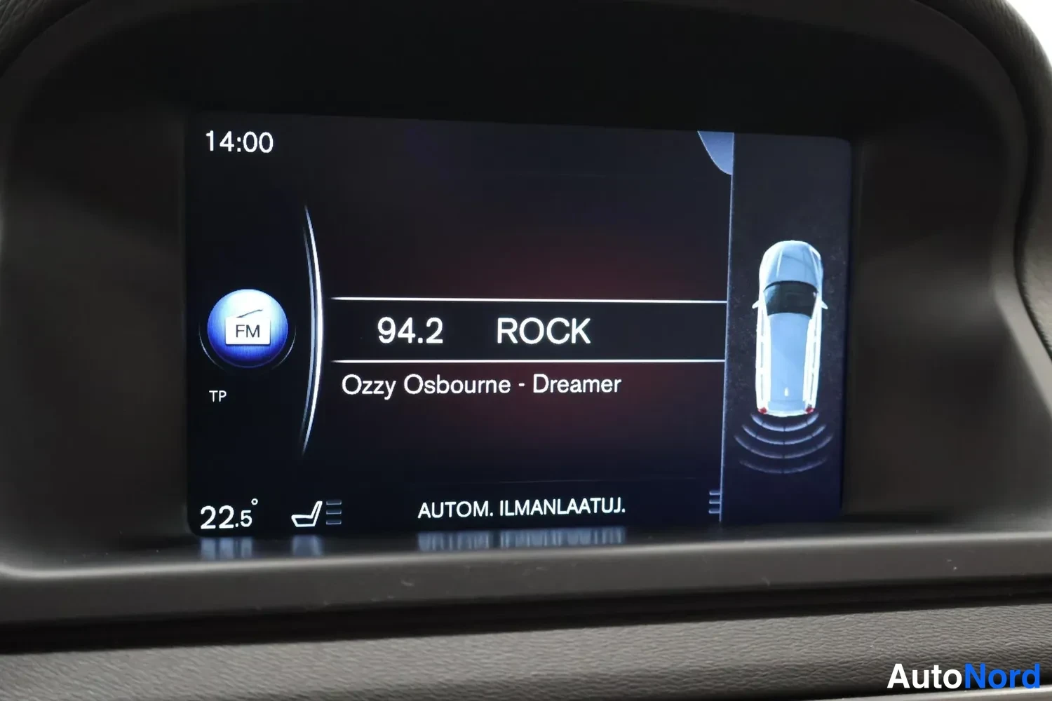 Muu: Autoradion näyttö: 94.2 ROCK, soittaa Ozzy Osbournen kappaleen Dreamer, kellonaika 14:00 ja lämpötila 22,5 astetta.