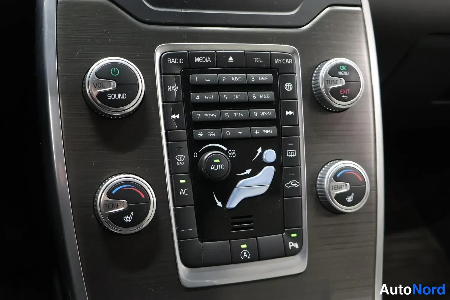 Muu: Keskikäyttöpaneeli: volume- ja temp-säätimet, numeronäppäimet, radio/media/te-l-näppäimet, AUTO ja AC-ilmastointinapit.