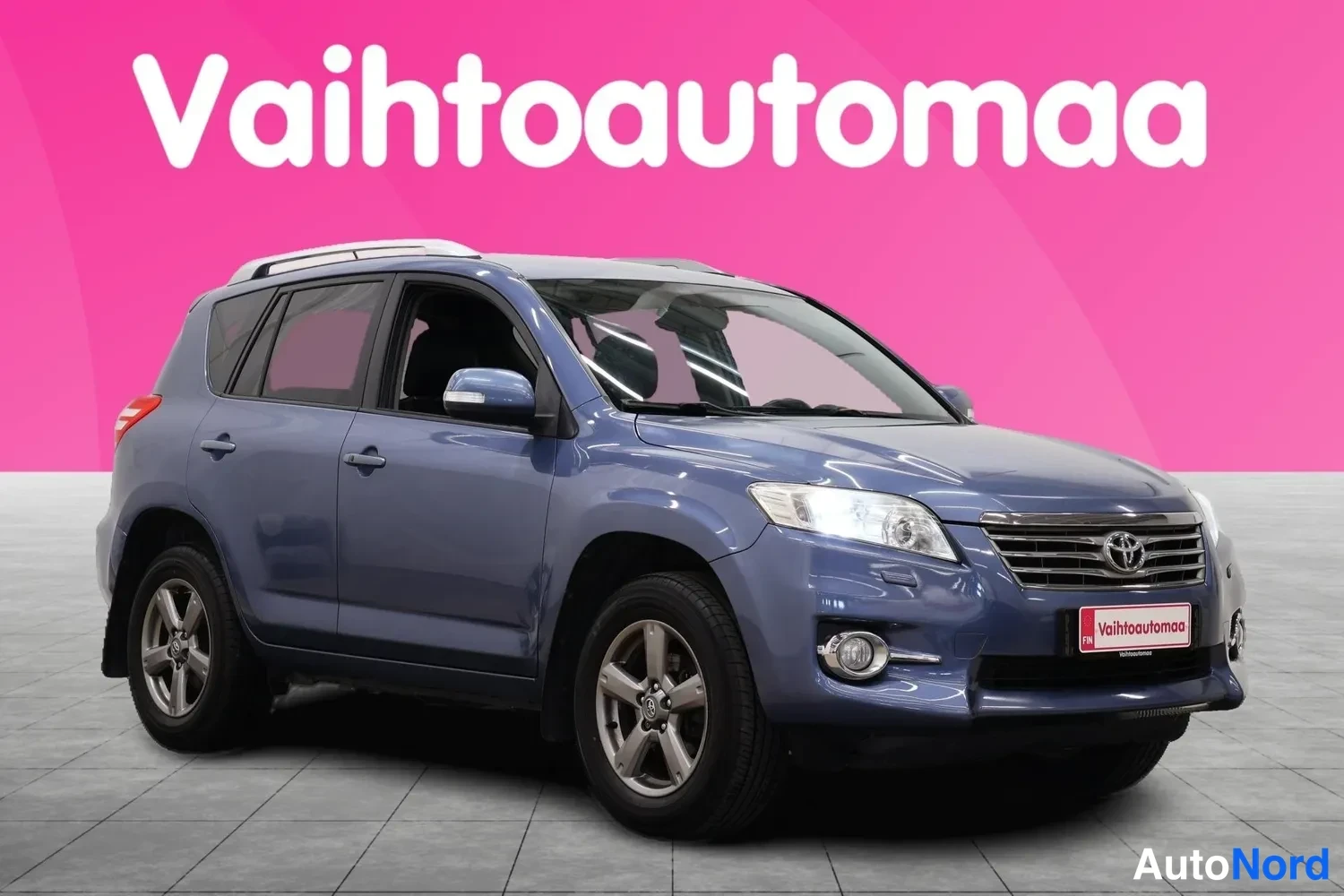 Etuviisto, nokka oikealle: Sininen Toyota RAV4 edestä oikealta kolmeneljäsosakuva, etupää ja oikea kylki näkyvissä.