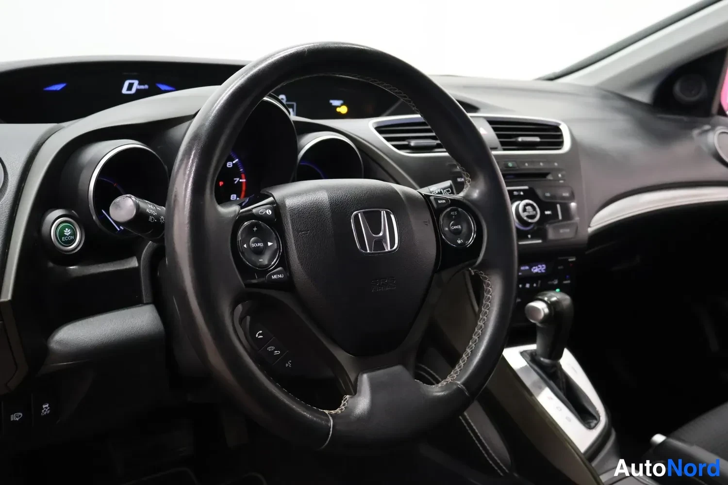 Muu: Ohjauspyörä ja kojelauta, Honda-merkki pyörän keskuksessa, automaattivaihteen valitsin näkyy keskikonsolissa.