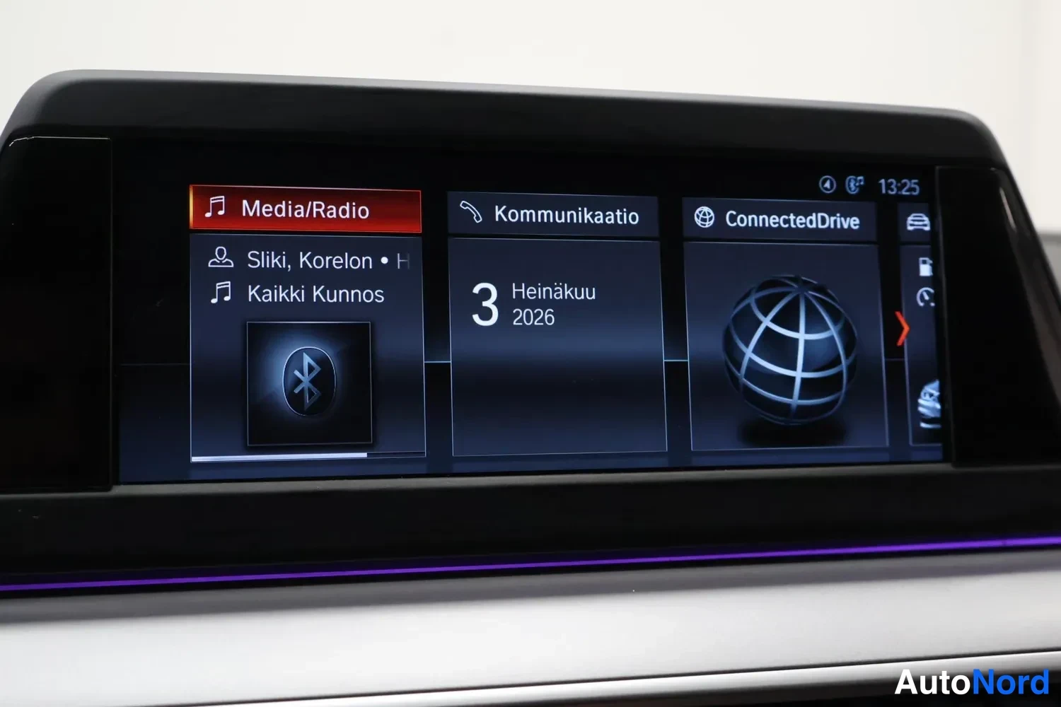 Yksityiskohta: auton infotainment-näytön valikko: Media/Radio, Kommunikaatio ja ConnectedDrive, kello 13:25