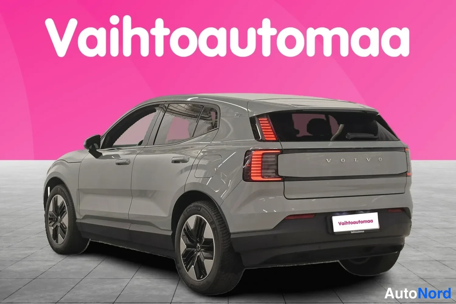 Takaviisto: Auton takakulma, perä ja VOLVO-teksti näkyvät.