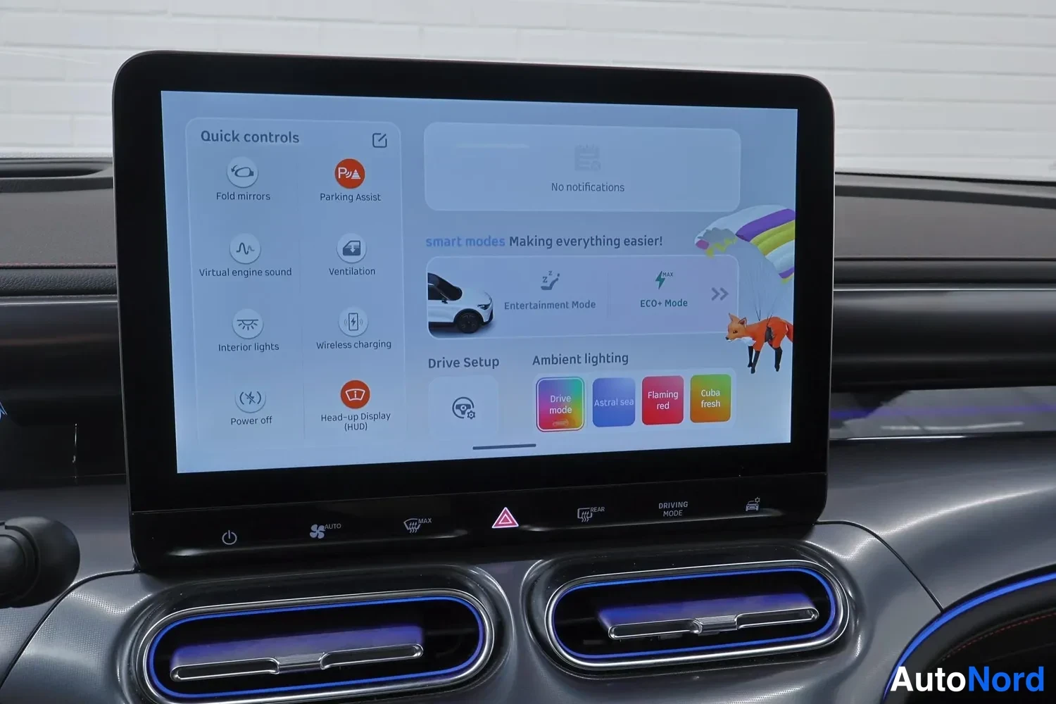 Yksityiskohta: Keskinäytön Quick controls -näkymä jossa toiminnot kuten Fold mirrors, Parking Assist, Interior lights, Wireless charging ja Head-up Display (HUD), sekä Ambient