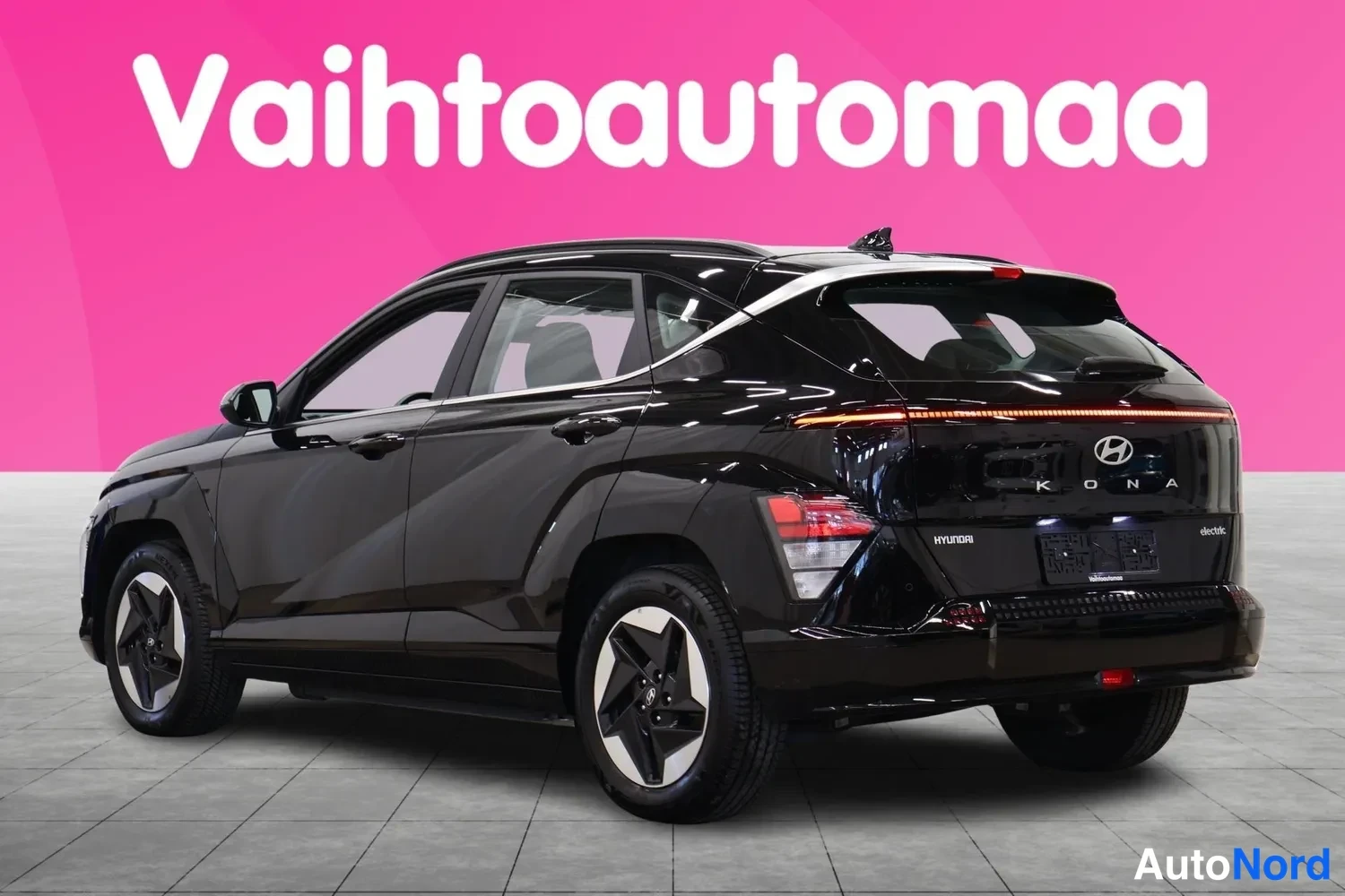 Takaviisto: Mustan Hyundai Kona Electric -sähköauton takakulmakuva, perävaaka-LED-tulet ja KONA-kirjaintus näkyvissä.