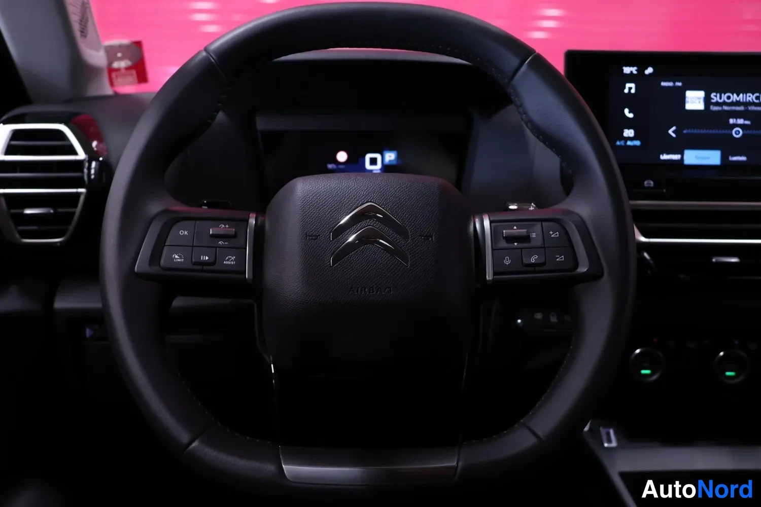 Sivulta: Ohjaustehostin: Citroën-ohjauspyörä, infotainment-näyttö ja kojelaudan ilmastointisuuttimet.