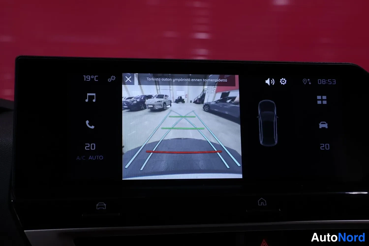 Muu: Infotainment-näyttö jossa peruutuskameran kuva ja opasteet