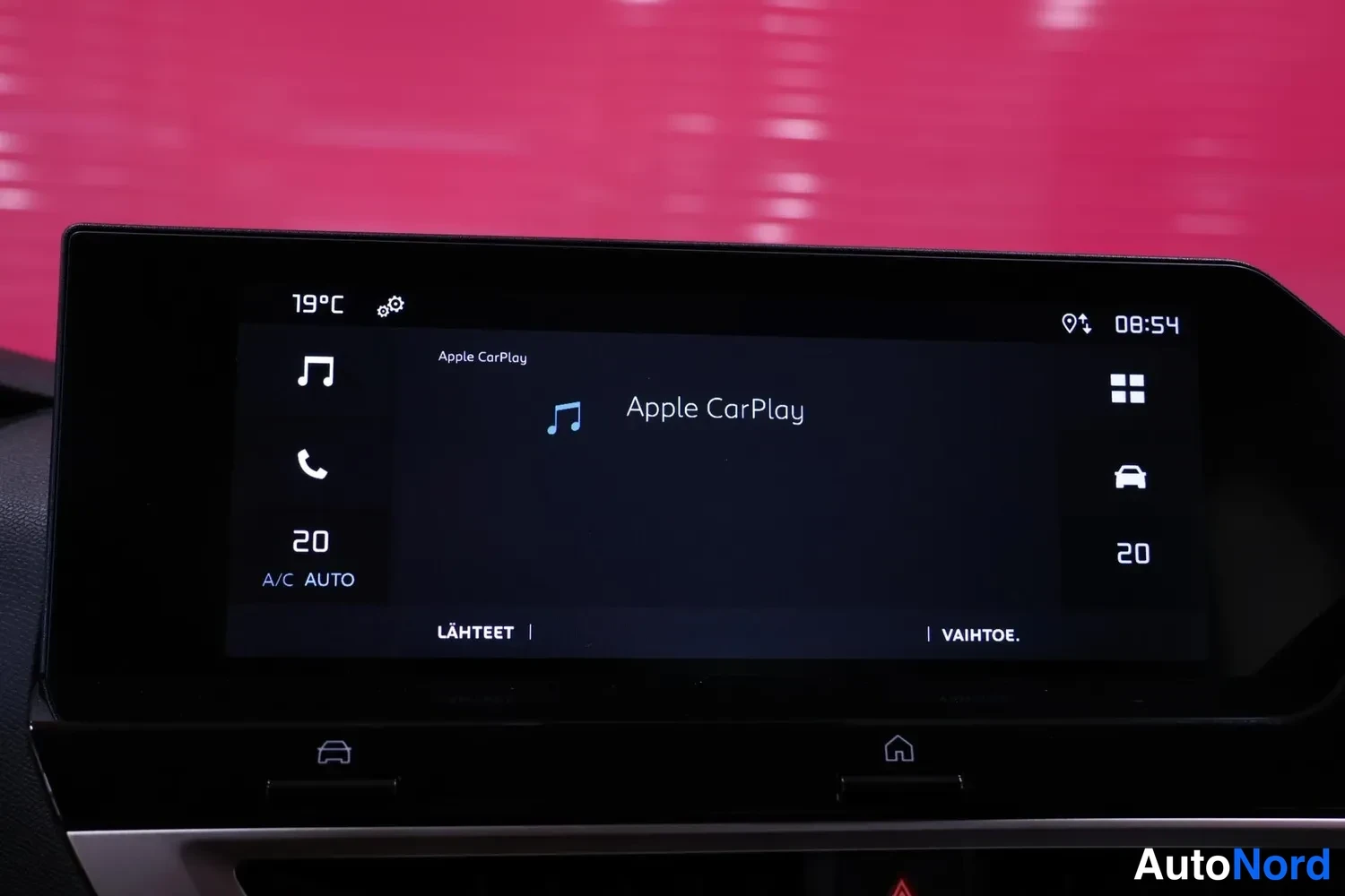Muu: Infotainment-näyttö jossa Apple CarPlay -valikko