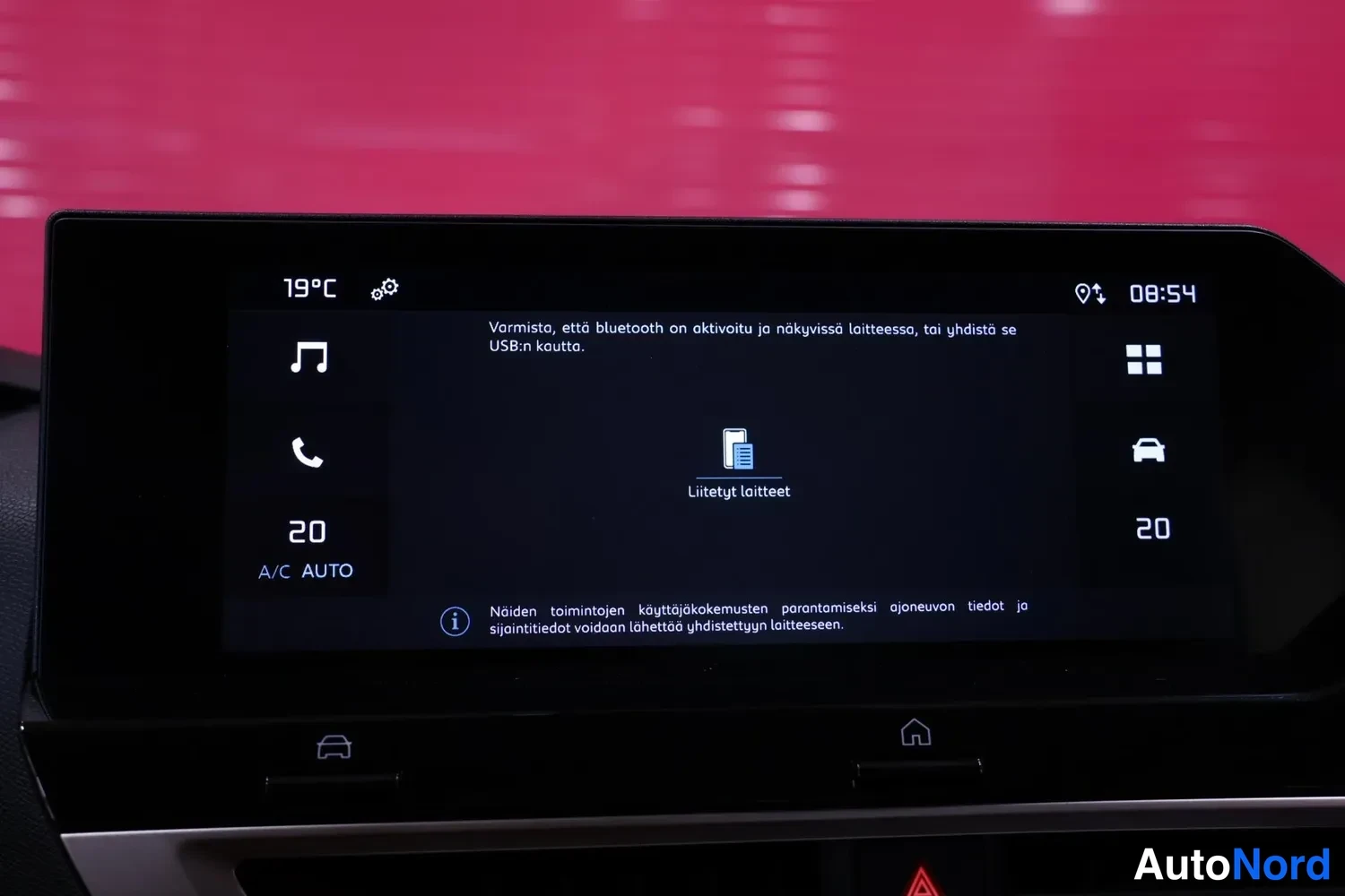 Muu: Tkkilautan näyttö näyttää Bluetooth-kytkentäruudun tekstillä 'Liitetyt laitteet' ja ohjeen USB-liitännästä; lämpötila 19 °C ja aika 08:54.