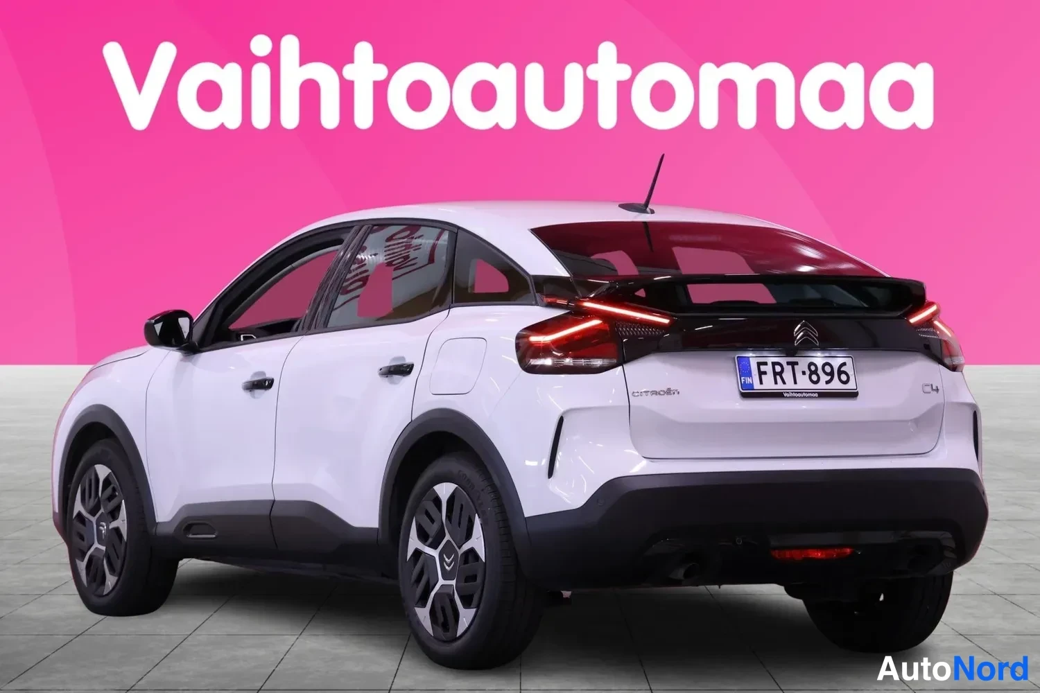 Takaviisto: Citroen C4 -mallin takakolmannesvasen näkymä, valkoinen korirakenne ja rekisterikilpi