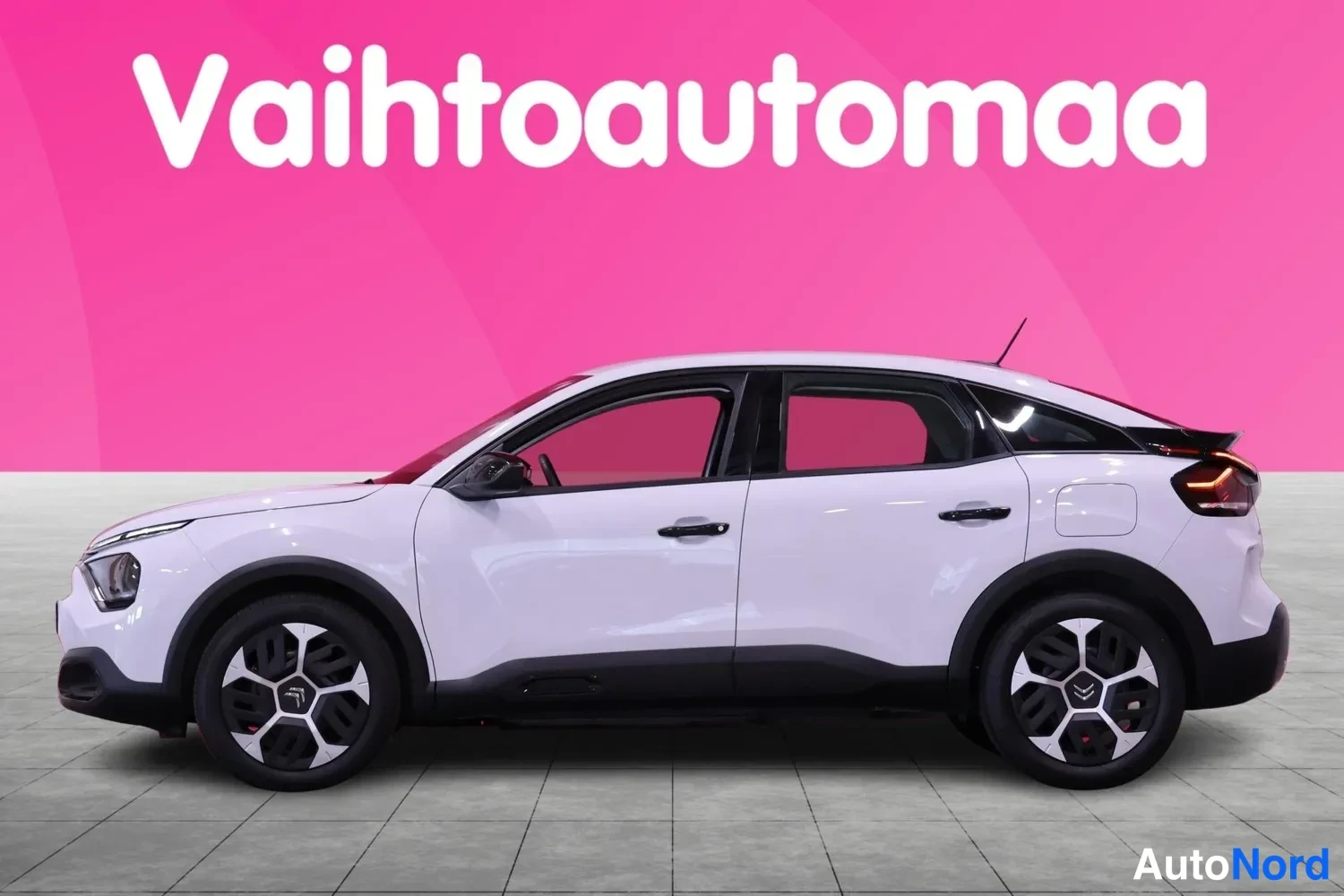 Sivulta: Citroen C4 -mallin profiilikuva vasemmalta sivulta, valkoinen korirakenne ja mustat kynnykset