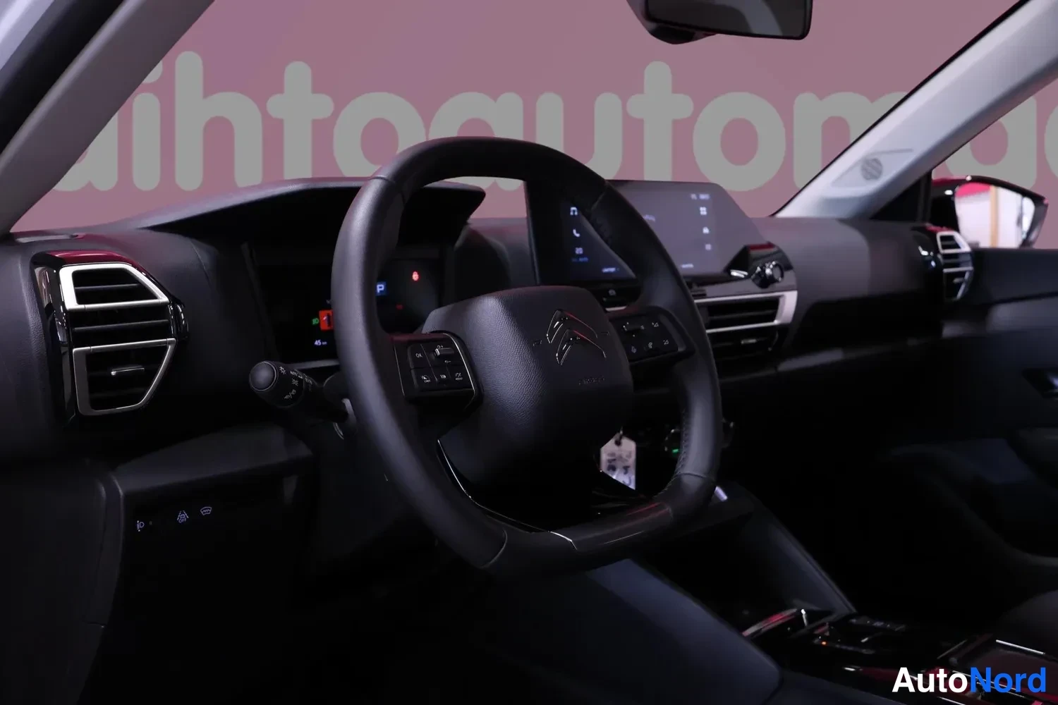 Muu: Ohjaamo vasemmalta: Citroenin ohjauspyörä, keskushäyrä ja kosketusnäyttö