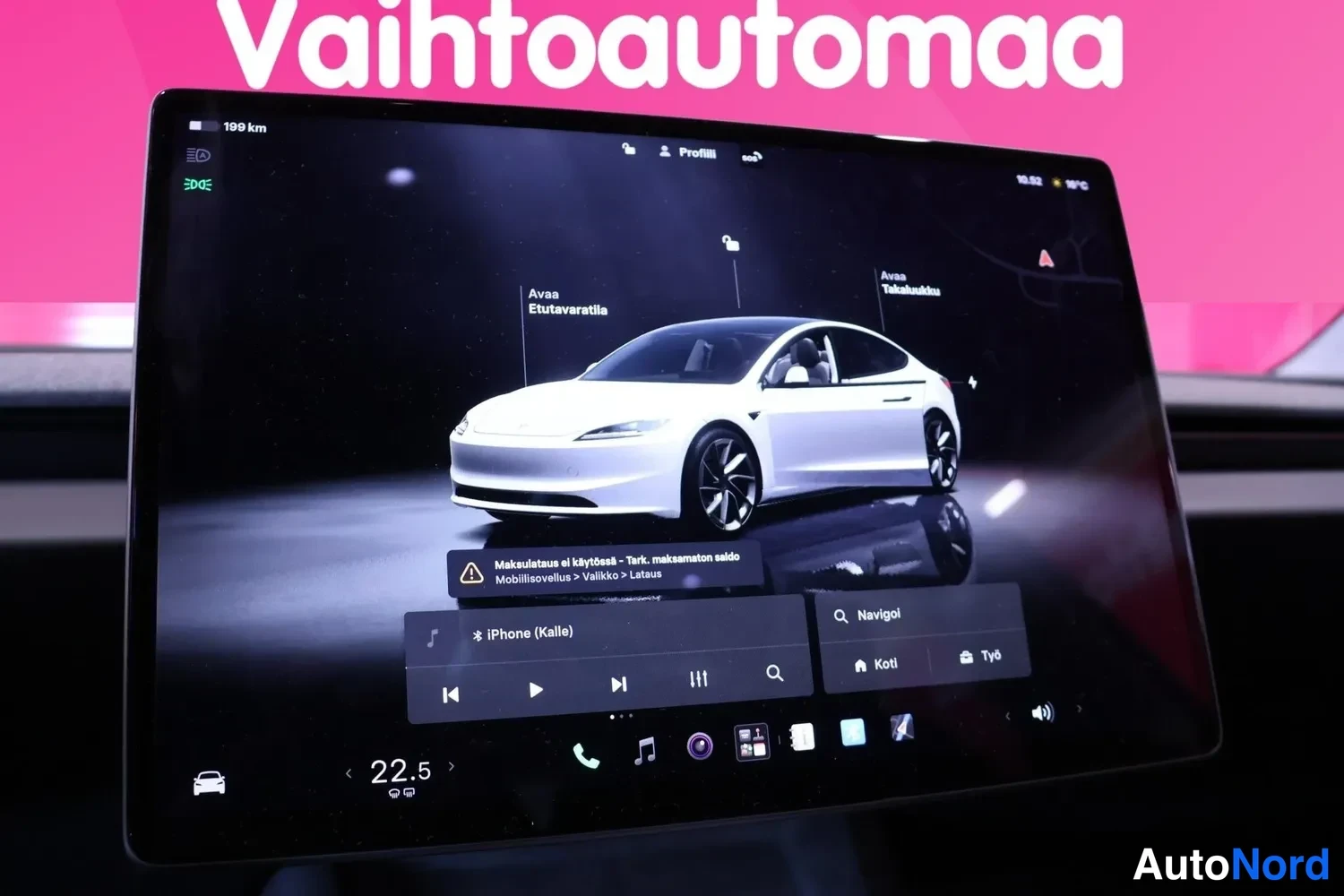 Muu: Tesla Model 3:n keskiruutu näyttää valkoisen auton 3D-mallin, lataustiedot ja median hallinnan.