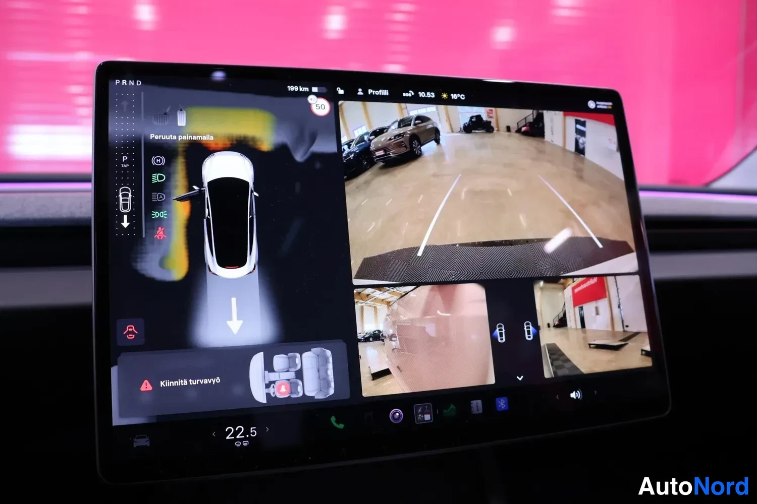 Muu: Tesla Model 3:n ruutu näyttää peruutuskameran kuvan, pysäköintitunnistuksen ja varoituksen Kiinnitä turvavyö.