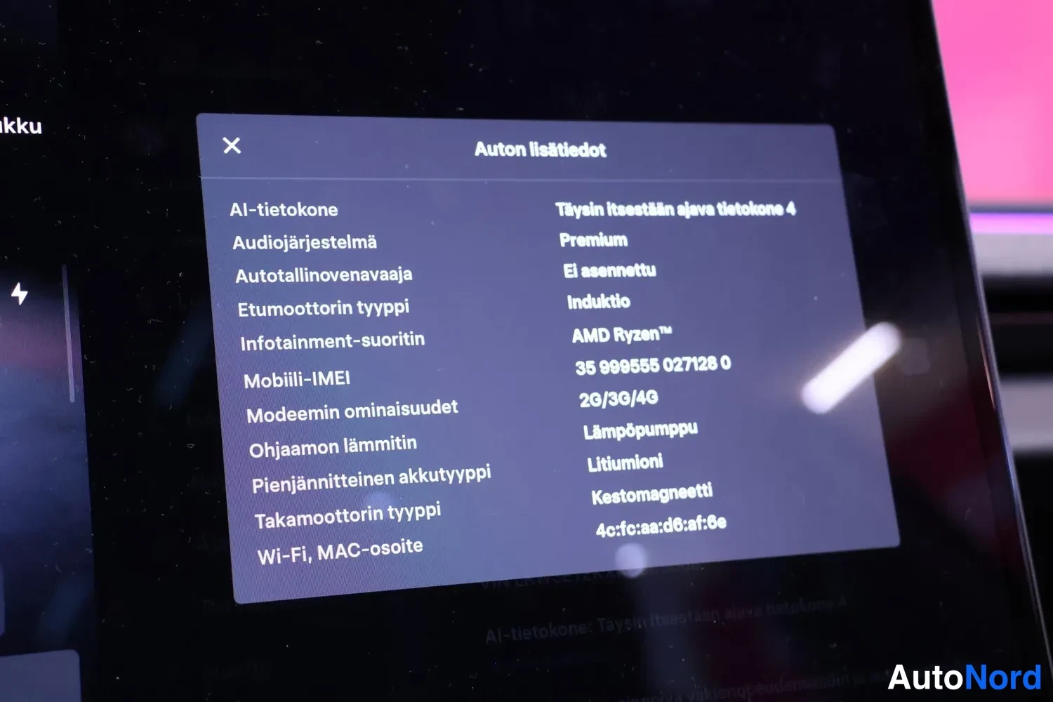 Muu: Auton lisätiedot -näkymä näytöllä: täysin itsestään ajava tietokone 4, Premium-ääni, induktioetumoottori, kestomagneettitakamoottori ja AMD Ryzen -suoritin.