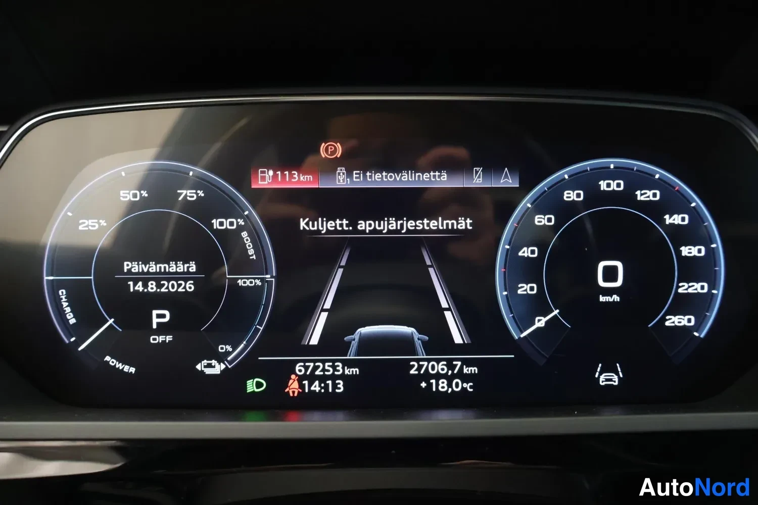 Muu: Digitaalinen mittaritaulu näyttää 67253 km lukemat, ajopäivämäärän 14.8.2026, ulkolämpötilan +18,0 °C ja kuljettajan aputyökalut -valikon.