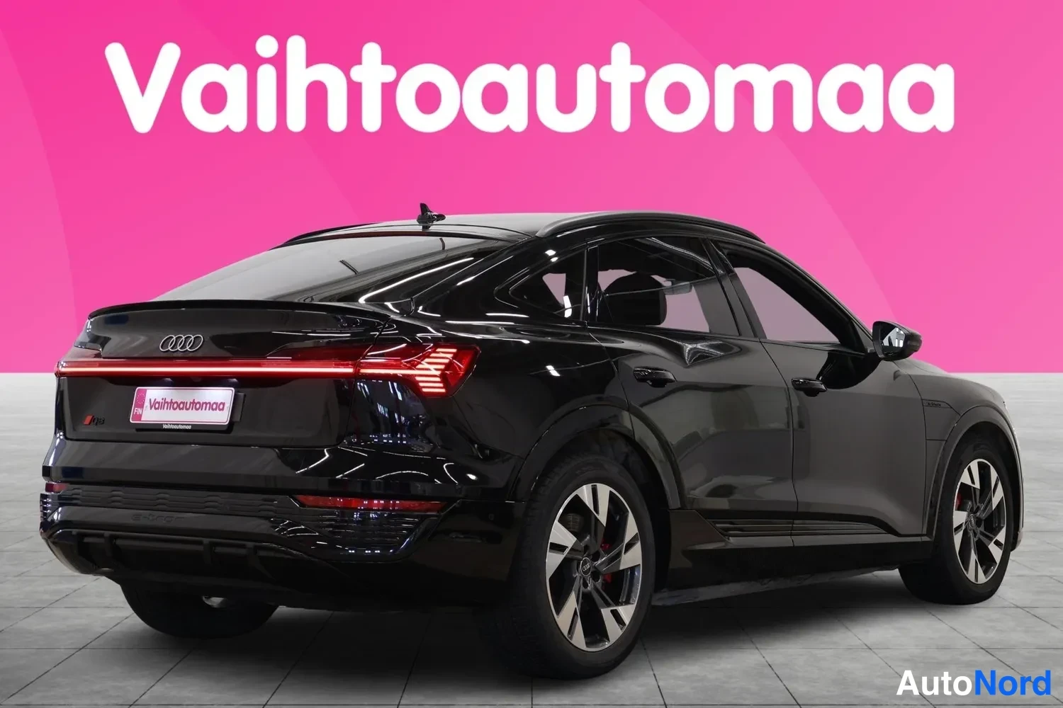 Takaviisto: Mustan Audi Suvin takakolmasosa vasemmalta, sporttinen pyörä ja korin muodot näkyvissä.