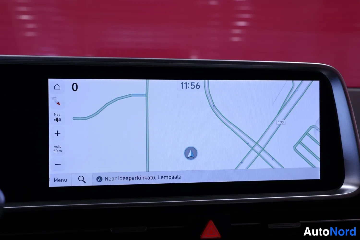 Yksityiskohta: Infotainment-näytön navigaatio karttana, kellonaika 11:56, hakuteksti Near Ideaparkinkatu, Lempäälä.