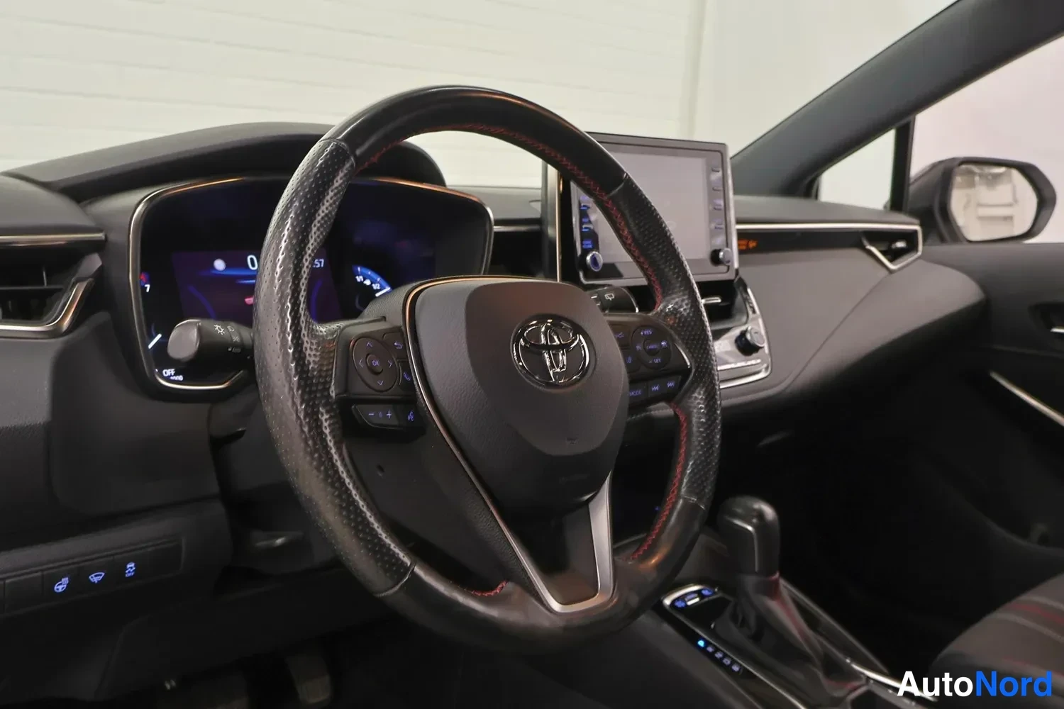 Muu: Sisätilakuva: rattiohjaimet ja kojelaudan näytät, Toyota-ohjauspyörä