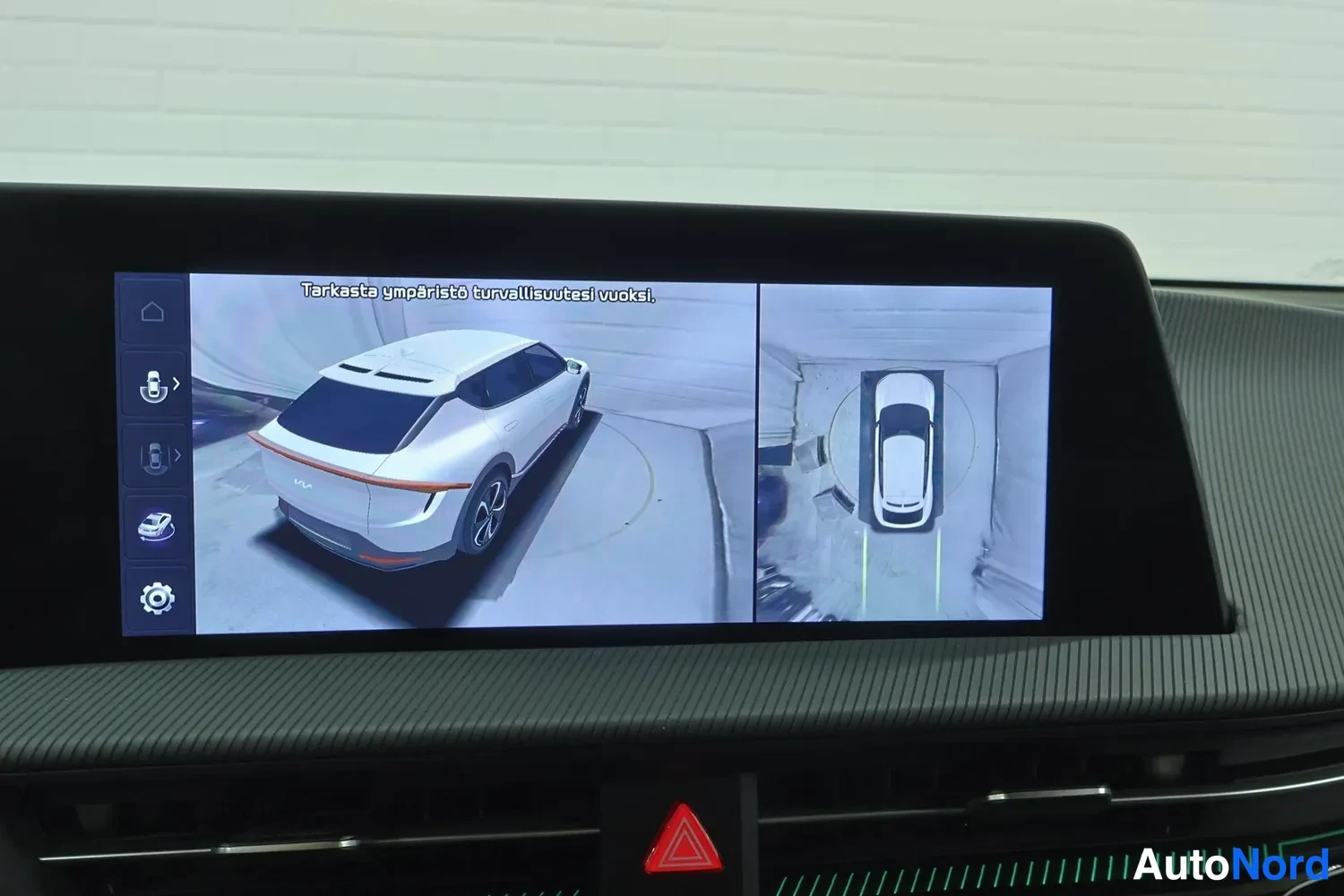 Ohjaamo: Kuva infotainment-näytöstä, joka näyttää virtuaalisen mallin 360-kamerajärjestelmän käyttöönottovaiheessa.