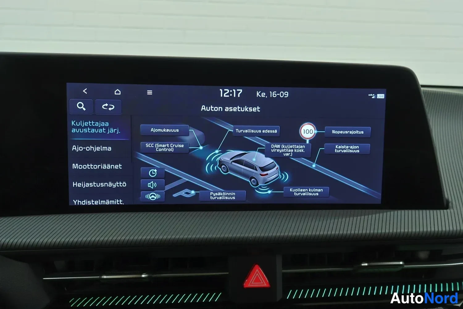 Muu: Keskikonsolin näyttö näyttää auton asetuksia ja kuljettajaa avustavia järjestelmiä, mukaan lukien SCC (Smart Cruise Control) ja kaistra-ajon turvallisuus.