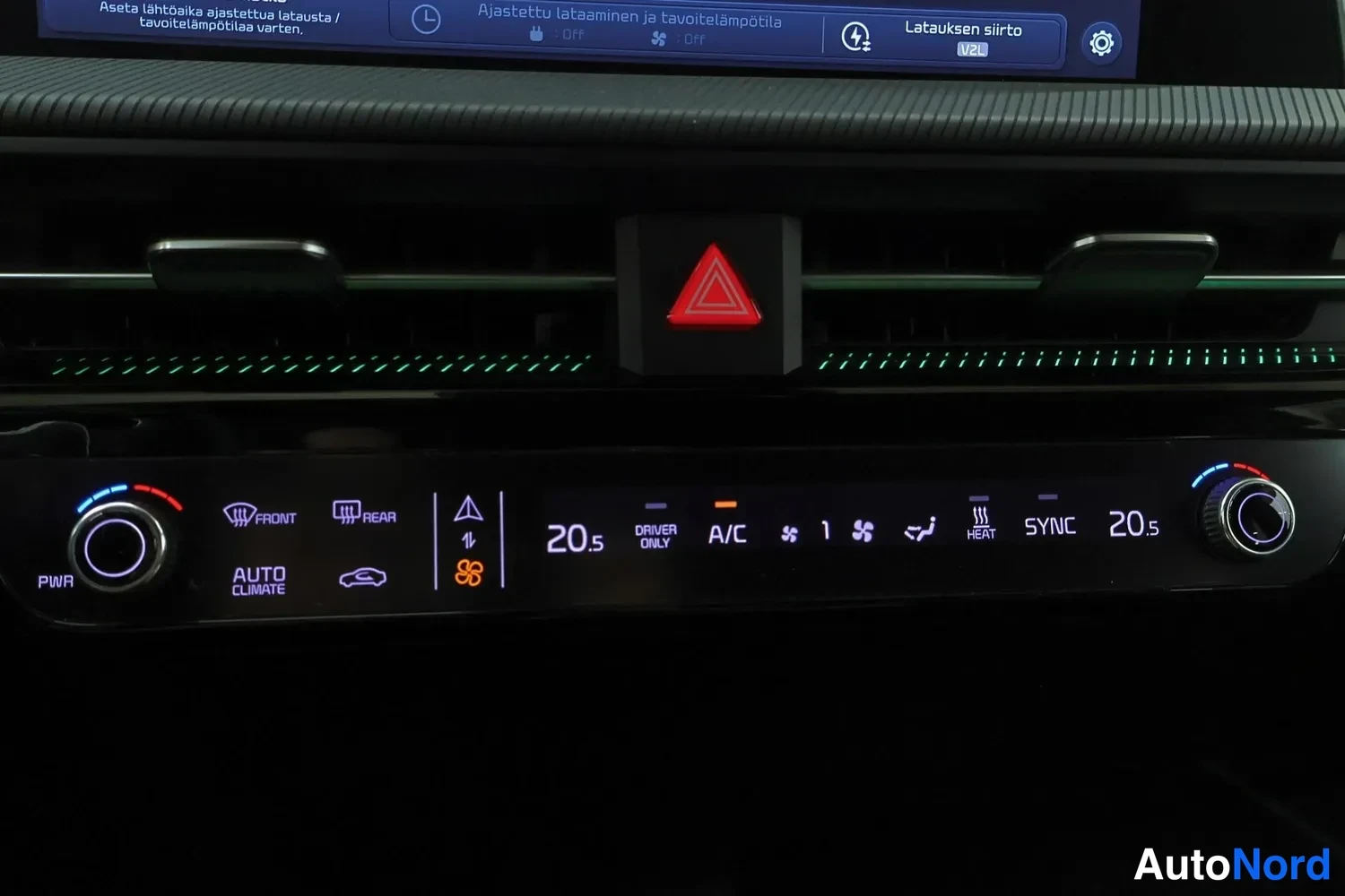 Muu: Keskikonsolin ilmastointilaitteen fyysiset säätimet: molempien sivujen lämpötila 20,5 astetta, AUTO CLIMATE, A/C, SYNC, HEAT ja PWR-napit.