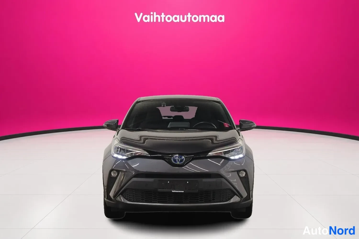 Edestä: Tummanharmaa Toyota C-HR suoraan edestä kuvattuna.