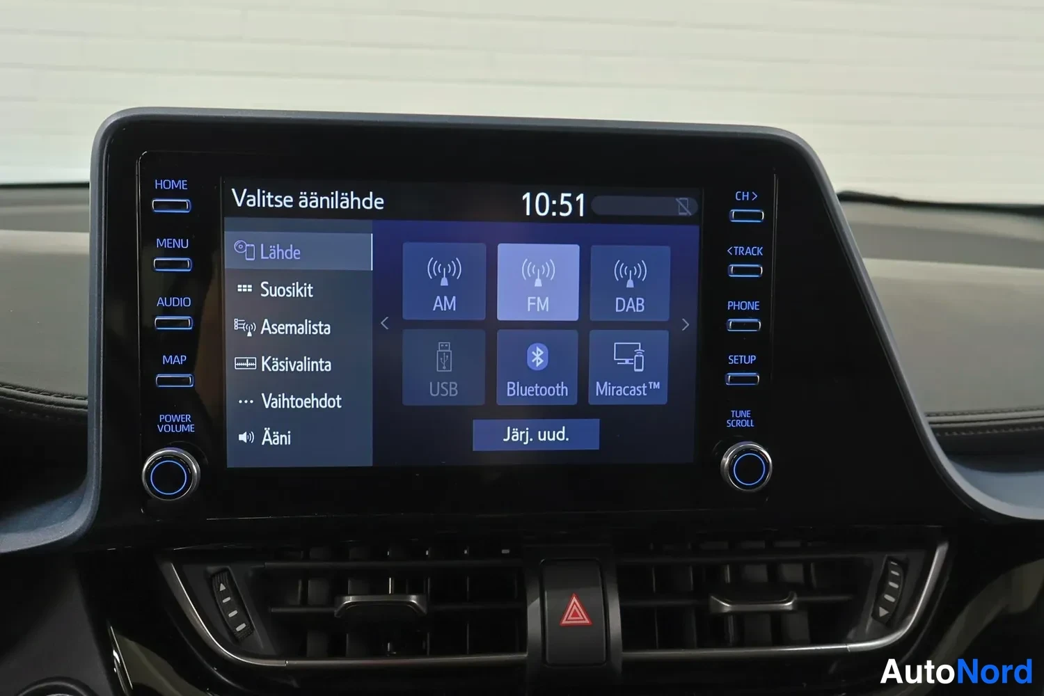 Muu: Kojeiston kosketusnäyttö, jossa on auki ähilähteen valikko (AM, FM, DAB, Bluetooth, Miracast) ja kello 10:51.