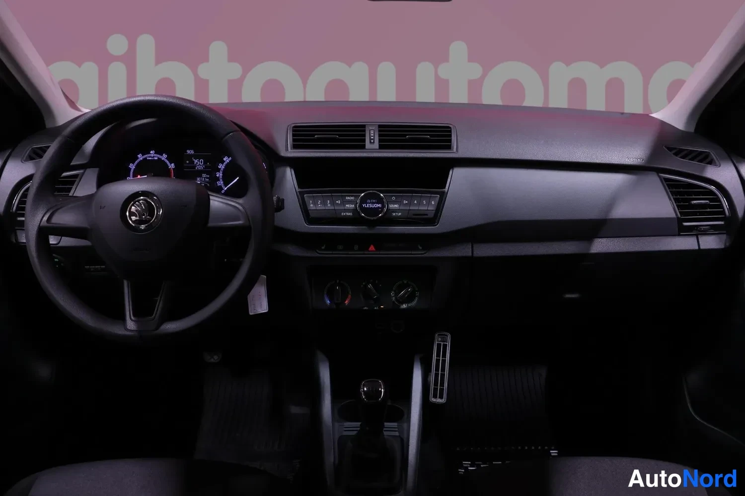 Muu: Kojelauta suoraan edestä: Skoda-ohjauspyörä, analogiset mittarit, radio ja kolme säätönuppia, manuaalivaihteisto.