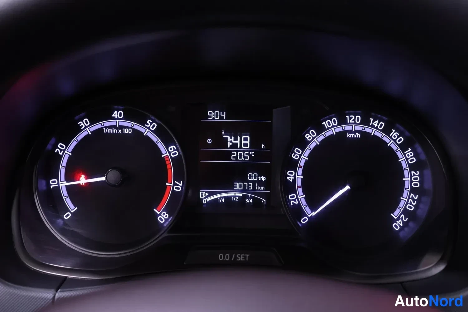 Muu: Kojelaudan mittaristo: kierroslukumittari ja nopeusmittari, näytössä lukema 3073 km.