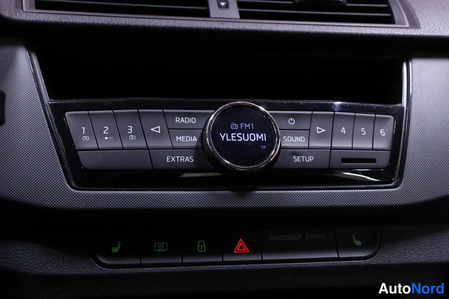 Muu: Radiopaneeli, jonka näytössä lukee 'FM1 YLESUOMI', ympärillä RADIO-, MEDIA-, SOUND- ja SETUP-painikkeet.