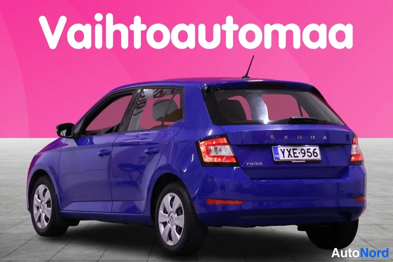 Takaviisto: Sininen Skoda Fabia takaa viistosti oikealta kuvattuna; rekisterikilpi ja ŠKODA-teksti takaluukussa.