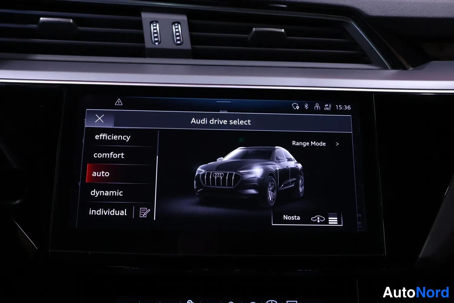 Yksityiskohta: Keskikonsolin näyttö näyttää Audi drive select -valikon, jossa vaihtoehdot efficiency, comfort, auto, dynamic ja individual.