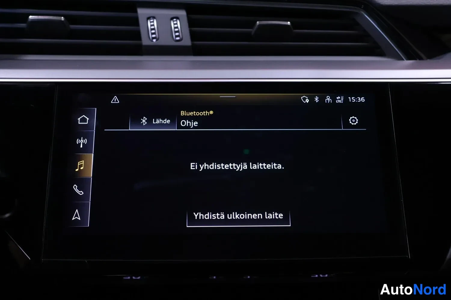 Yksityiskohta: Auton näyttö näyttää Bluetooth-asetukset-sivun viestillä 'Ei yhdistettyjä laitteita.'